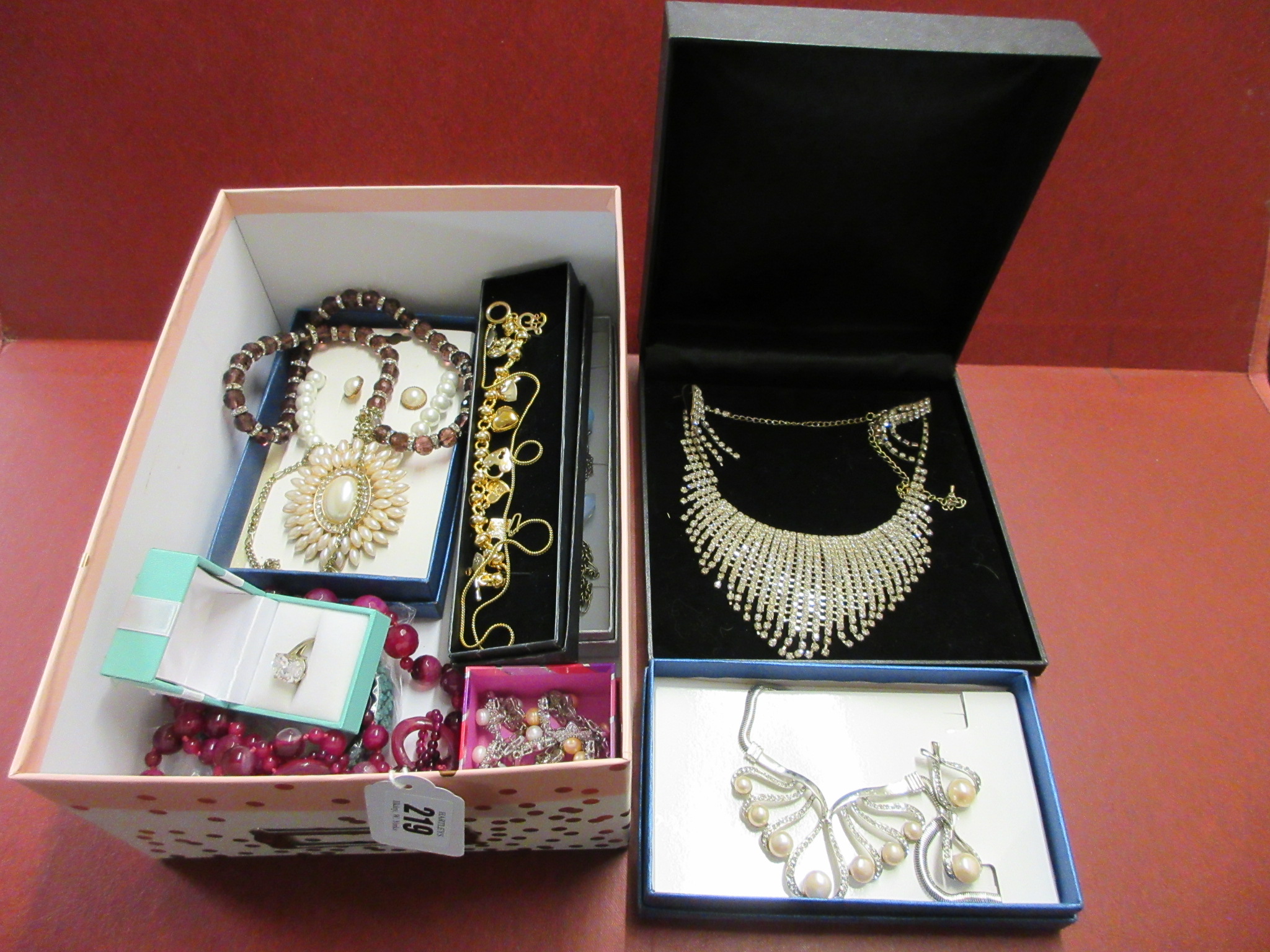 QUANTITY OF COSTUME JEWELLERY Image