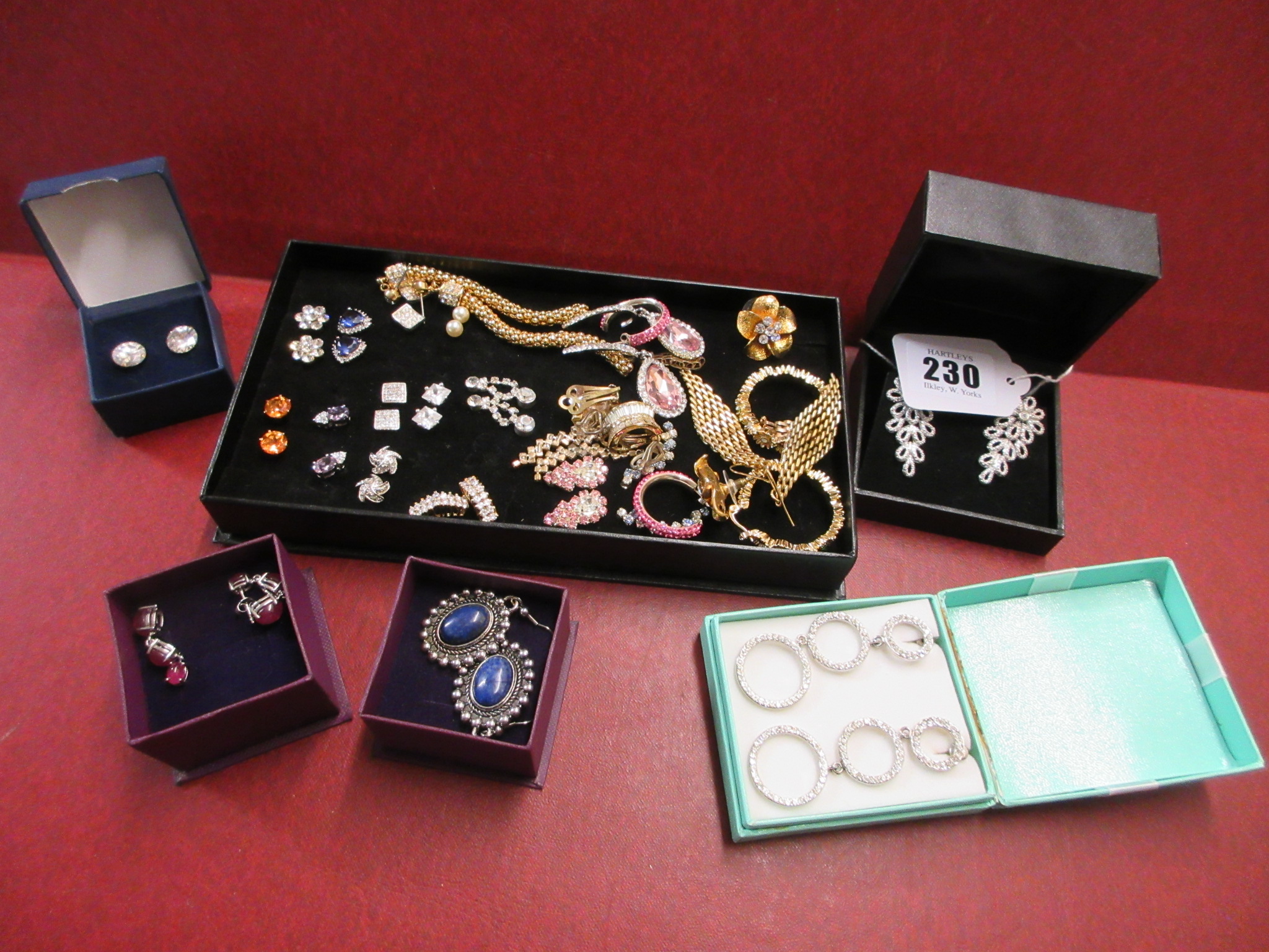 QUANTITY OF COSTUME EARRINGS Image