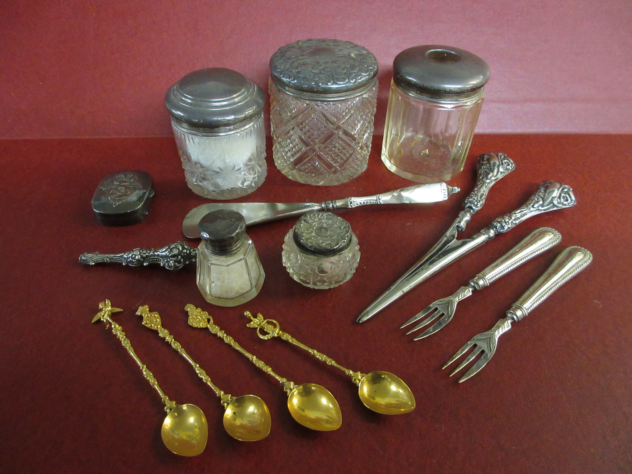 QUANTITY OF SILVER AND OTHER ITEMS INCLUDING SILVER GILT SPOONS Image