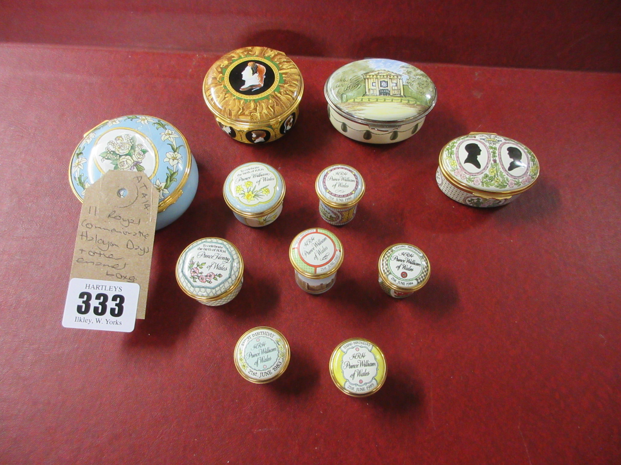 TRAY OF ROYAL COMMEMORATIVE HALCYON DAYS AND OTHER ENAMEL BOXES Image