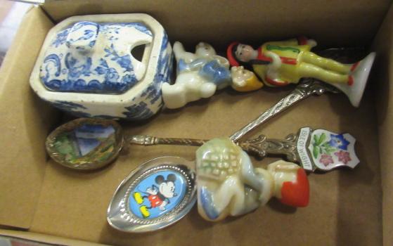 CERAMIC ALADDIN SMALL BLUE AND WHITE FIGURE ETC Image