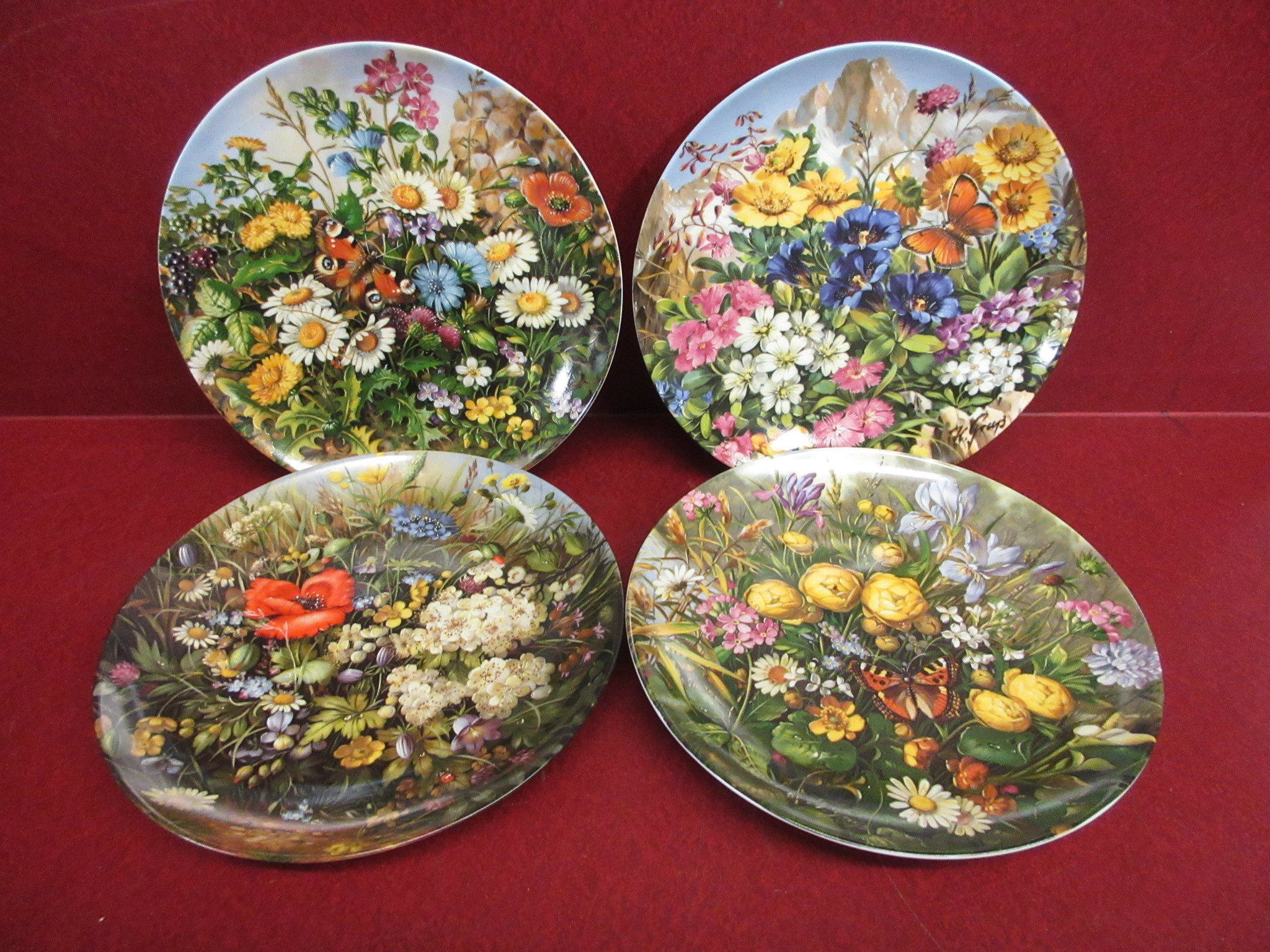 FOUR WILD SCHONHEITEN BOXED PLATES Image