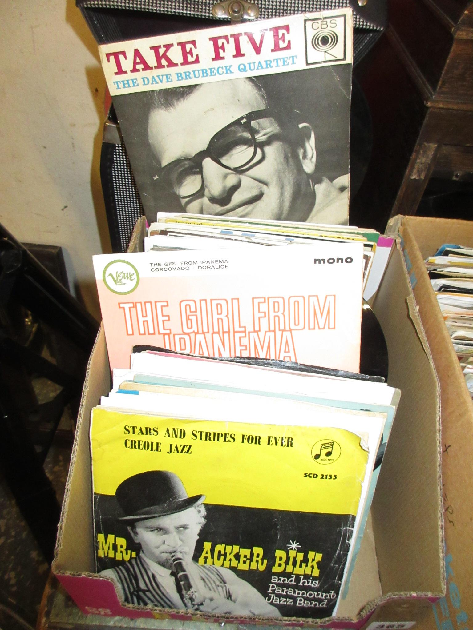 BOX OF 1950S 45RPM RECORDS INCLUDING FRANK SINATRA Image