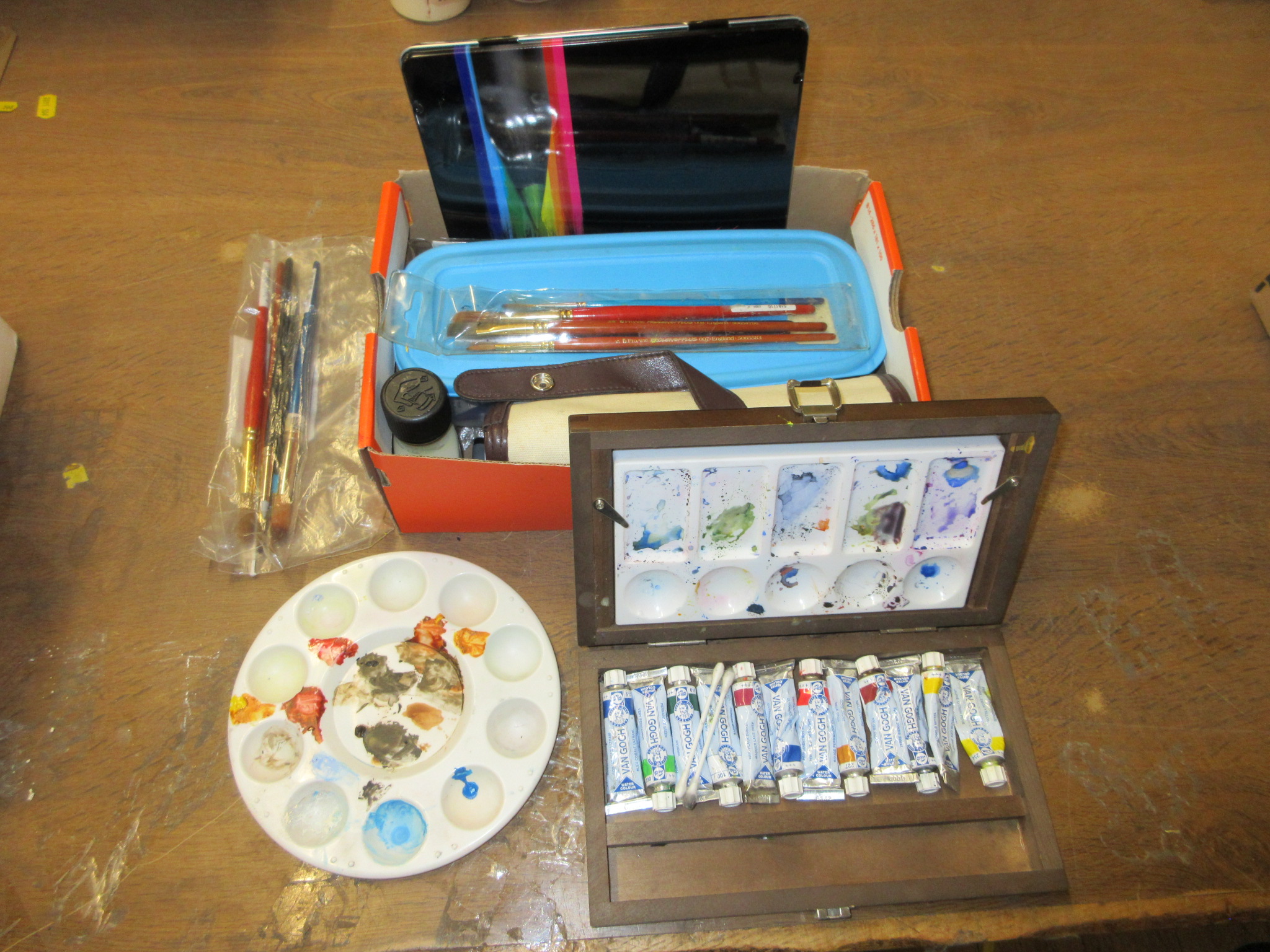BOX OF ARTISTS MATERIALS Image