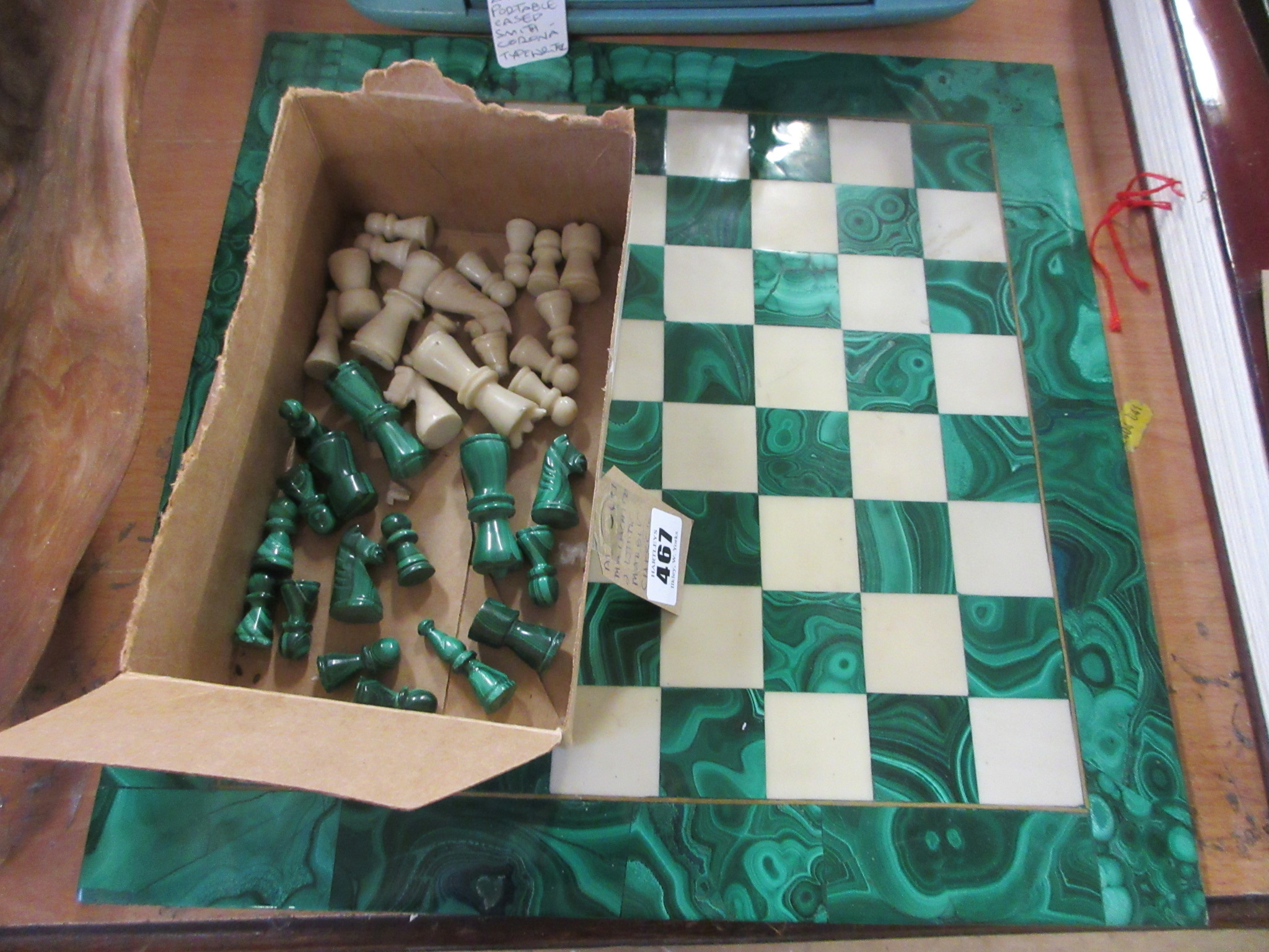 MALACHITE AND WHITE MARBLE CHESSBOARD WITH PIECES Image