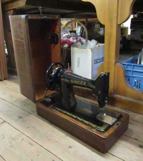 SINGER SEWING MACHINE WITH KEY Image