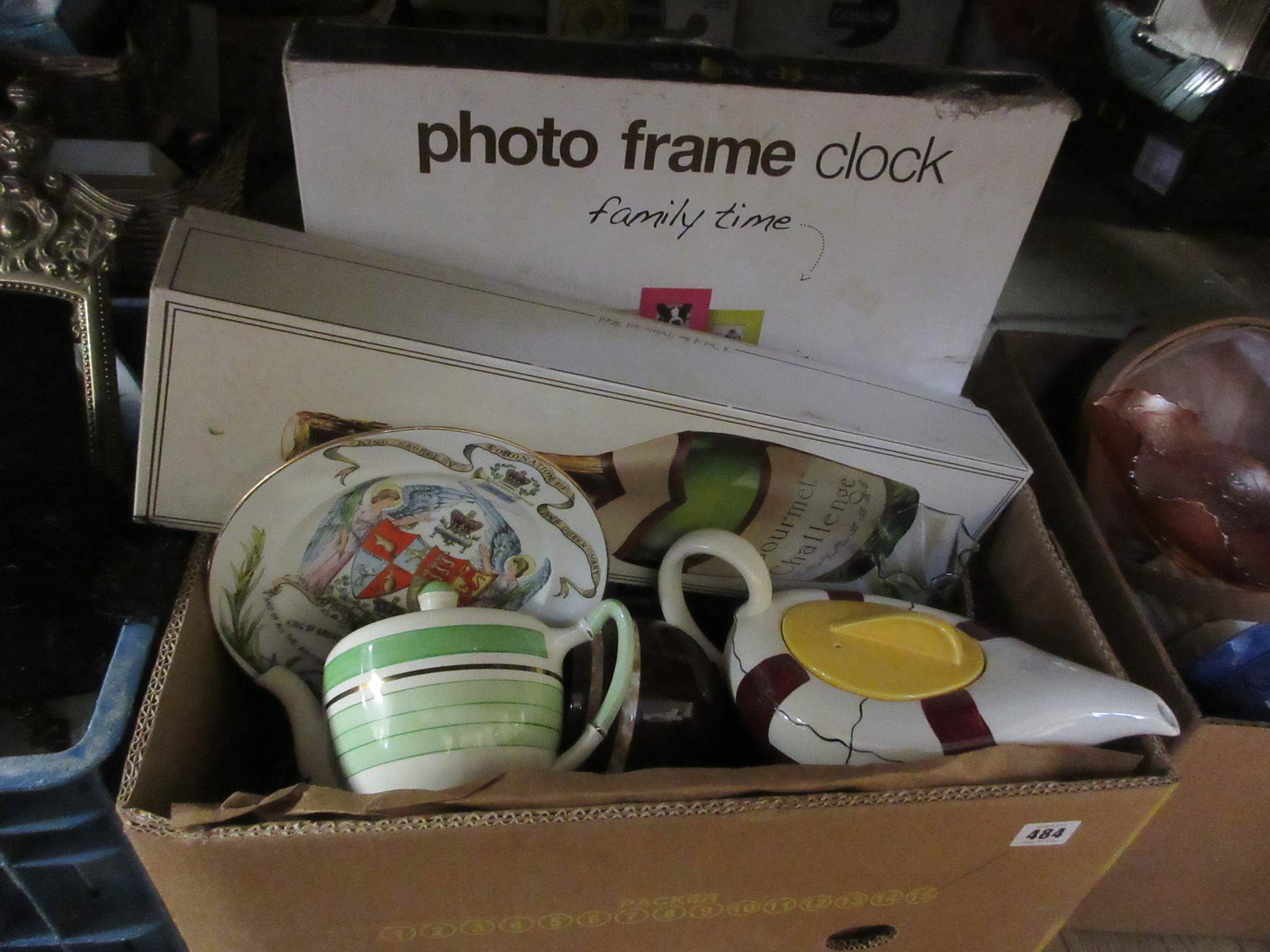 BOX OF MISCELLANEOUS INCLUDING PHOTO FRAME CLOCK Image