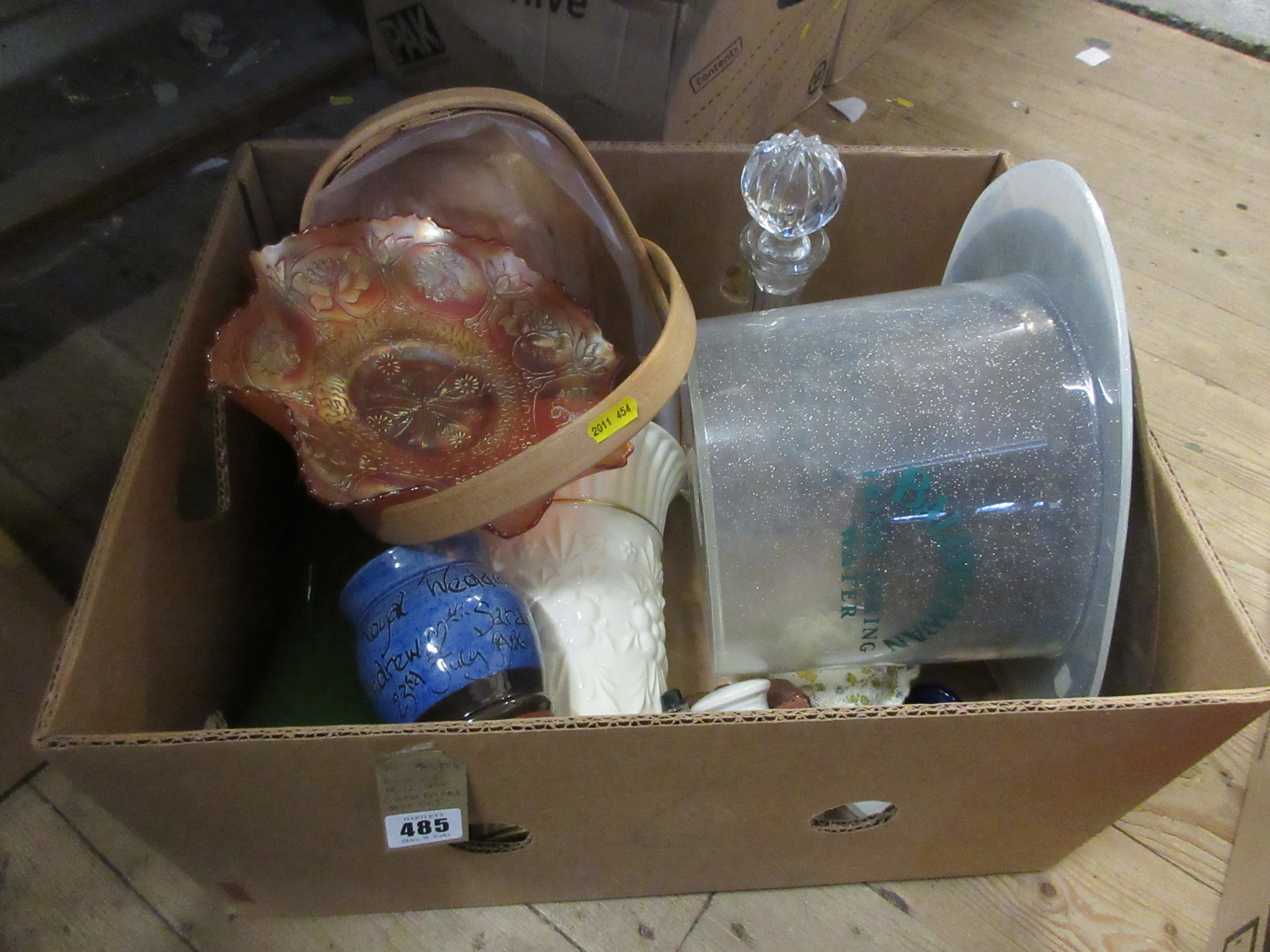 BOX OF MISCELLANEOUS INCLUDING CHAMPAGNE BUCKET Image