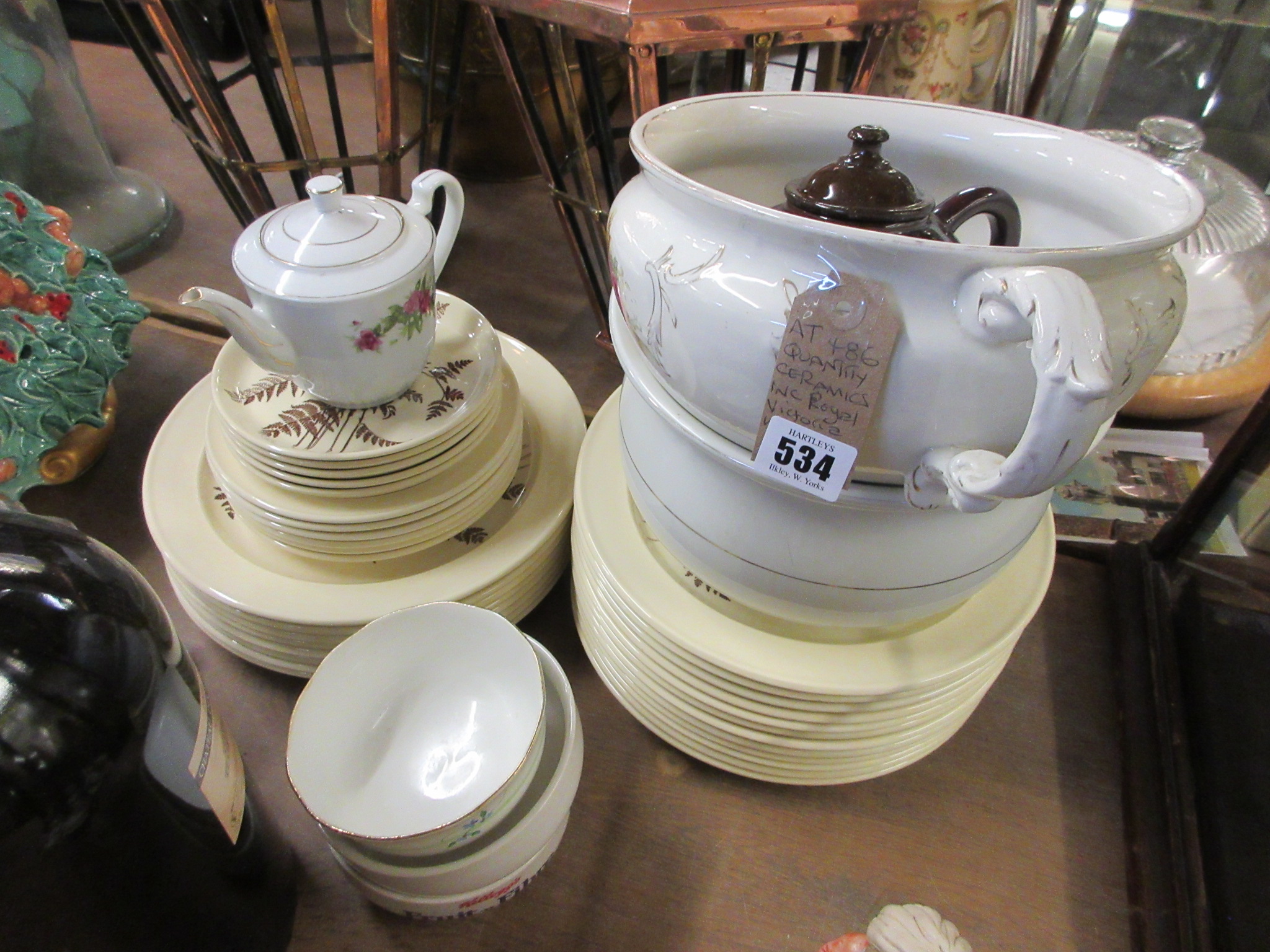 QUANTITY OF CERAMICS INCLUDING ROYAL VICTORIA WILD COUNTRY Image