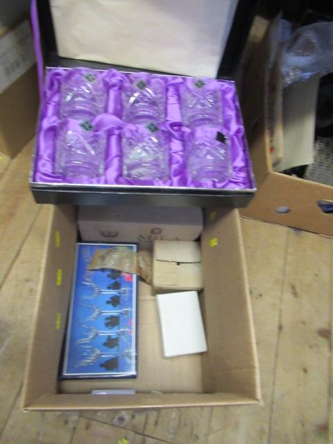 BOX OF GLASSWARE Image