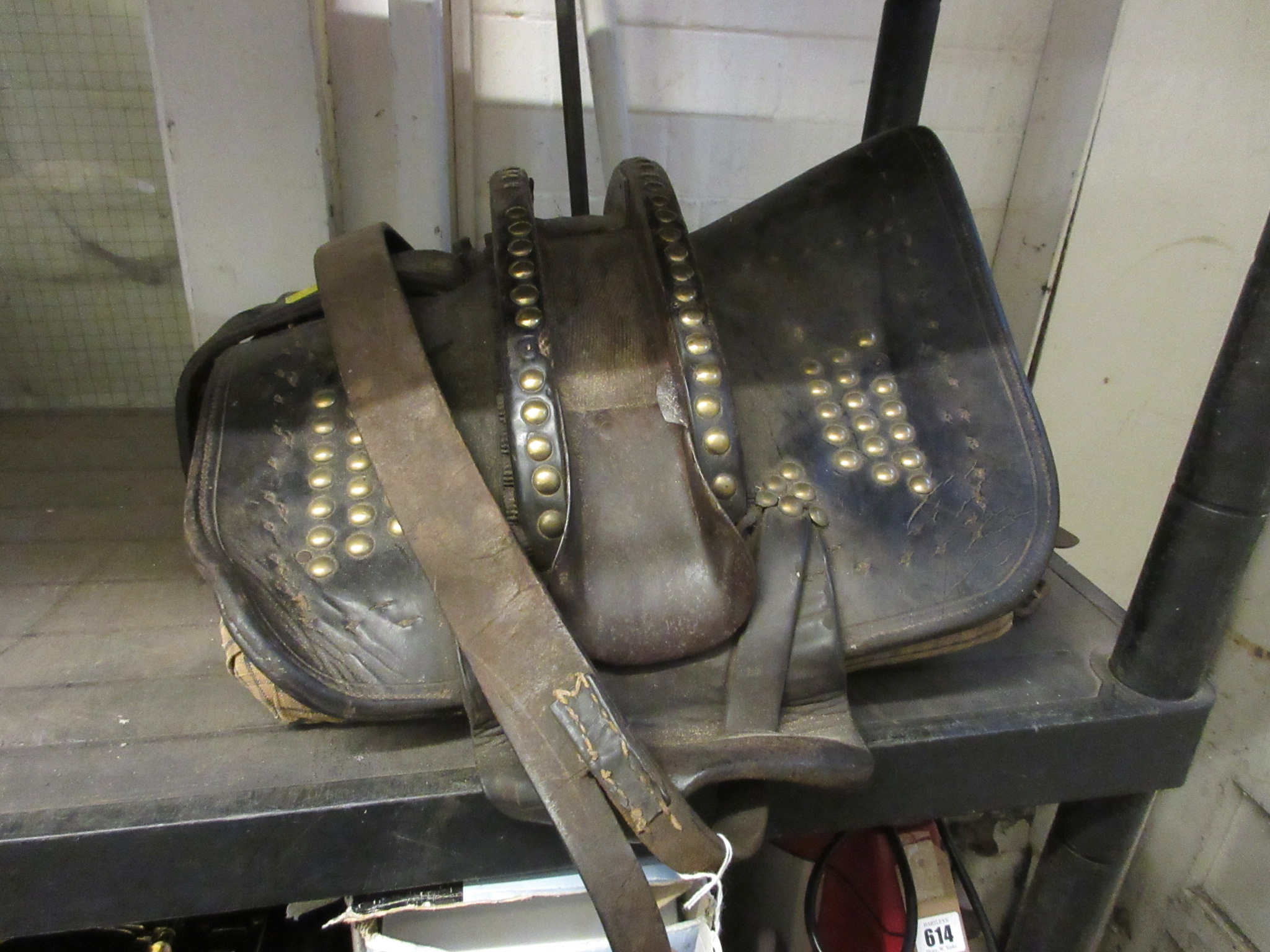 LARGE LEATHER SADDLE Image