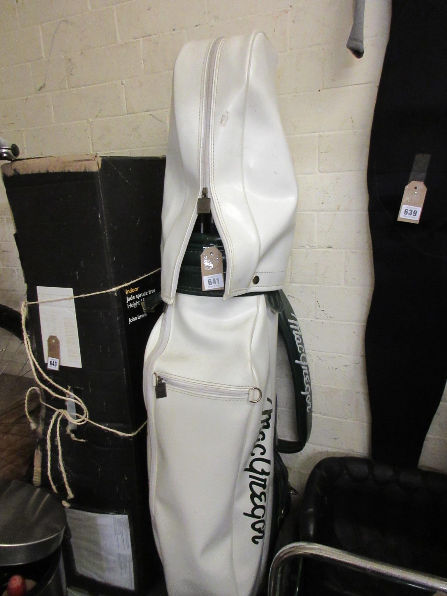 SET OF GOLF CLUBS Image