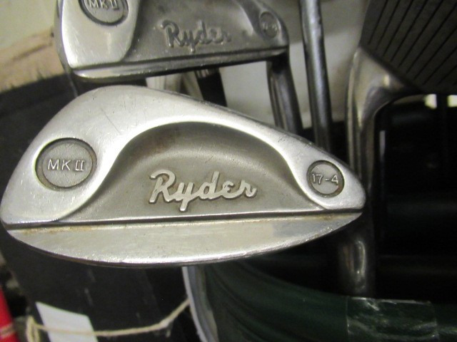 SET OF GOLF CLUBS Image
