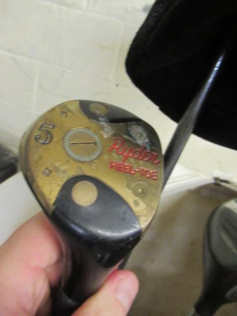 SET OF GOLF CLUBS Image
