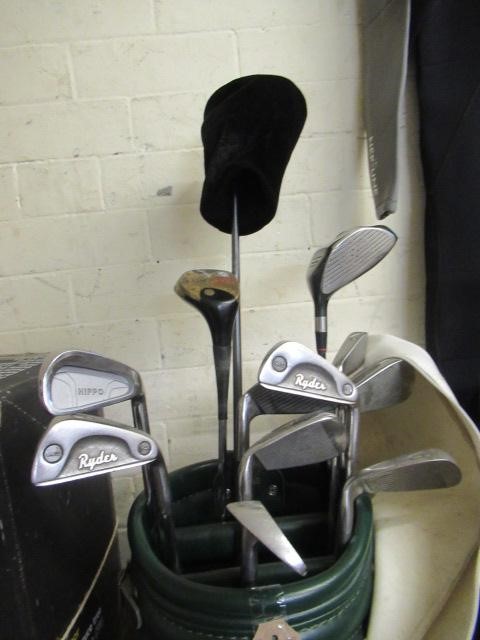 SET OF GOLF CLUBS Image