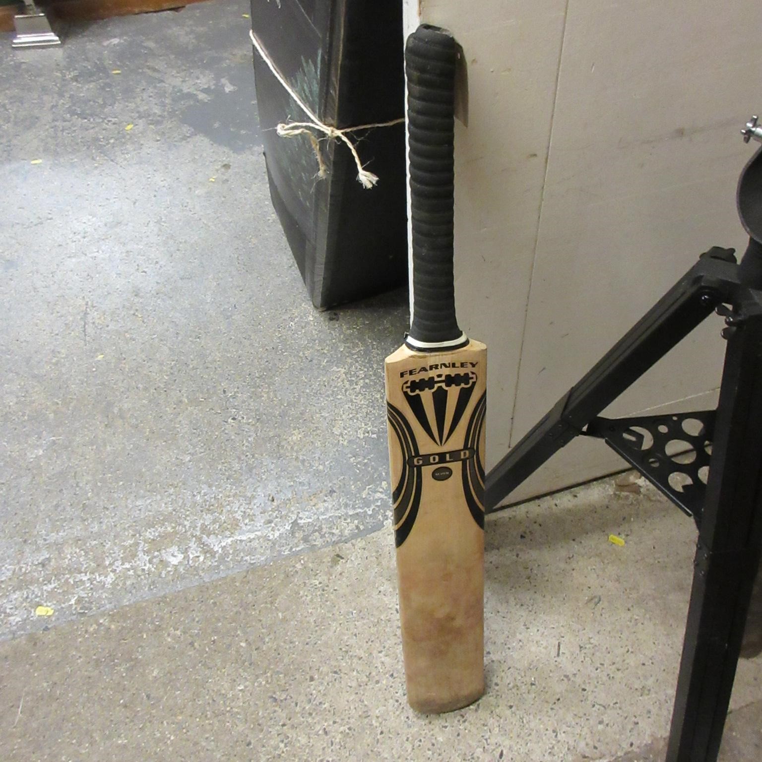 SLAZENGER CRICKET BAG WITH BAT PADS AND JUMPER ETC Image