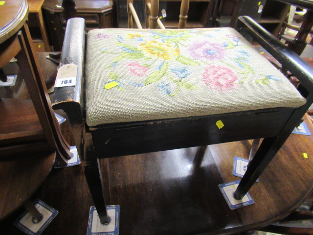 PIANO STOOL Image
