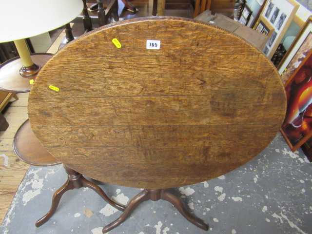 CIRCULAR TILT TOP PEDESTAL TABLE Image