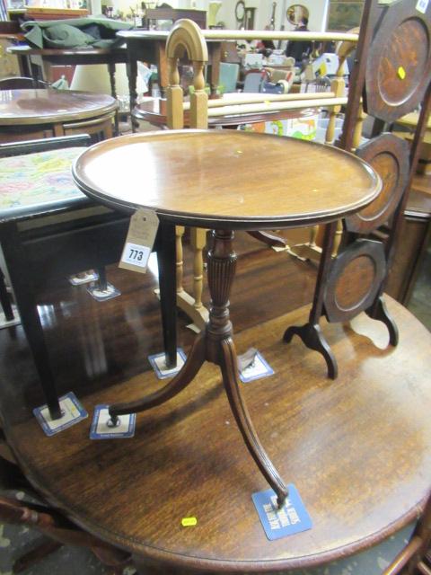 SMALL PEDESTAL TABLE Image