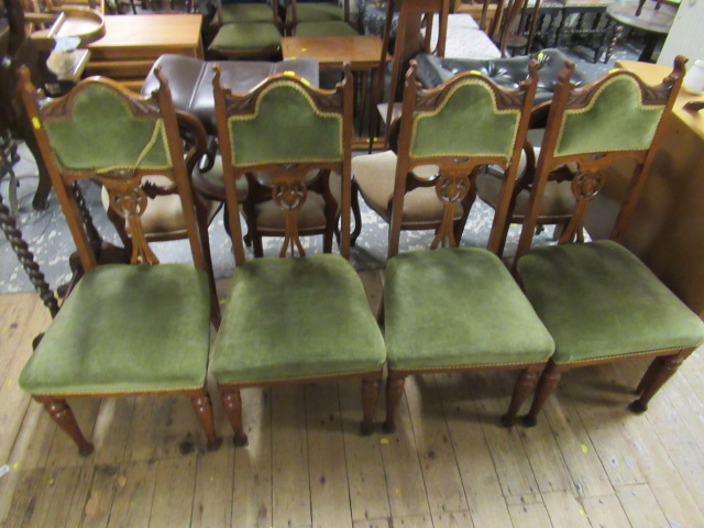 SET OF FOUR QUEEN ANNE STYLE DINING CHAIRS Image