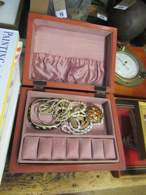 JEWELLERY BOX AND CONTENTS Image