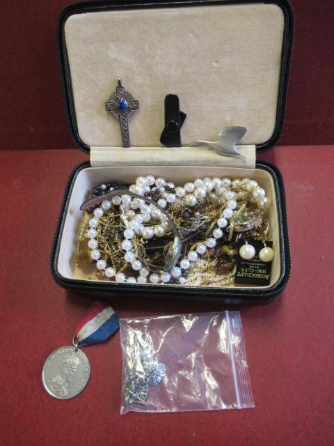 COLLECTION OF COSTUME JEWELLERY Image