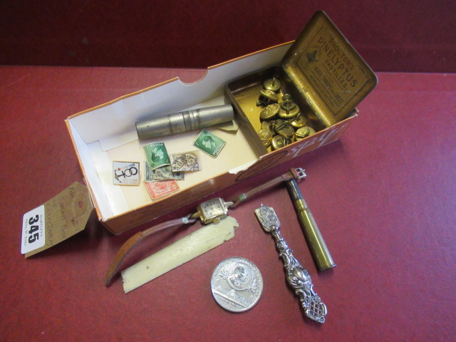 SMALL BOX OF COLLECTABLES Image