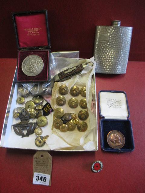 TRAY OF MIXED COLLECTABLES INCLUDING ARMY BUTTONS AND MEDALLIONS Image