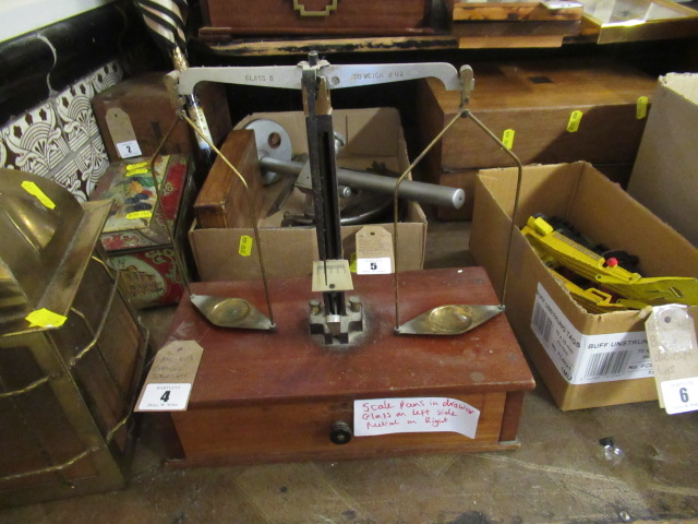 BALANCE SCALES Image