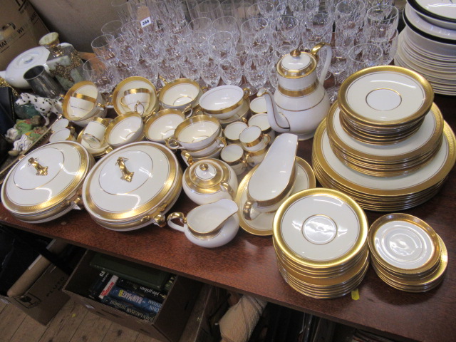 QUANTITY OF AYNSLEY SANDRINGHAM AND MINTON BUCKINGHAM PATTERN CHINA TABLEWARE Image