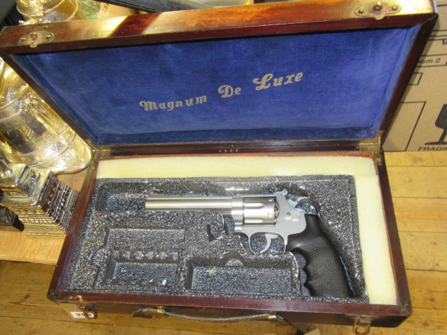 CASED REPLICA MAGNUM Image
