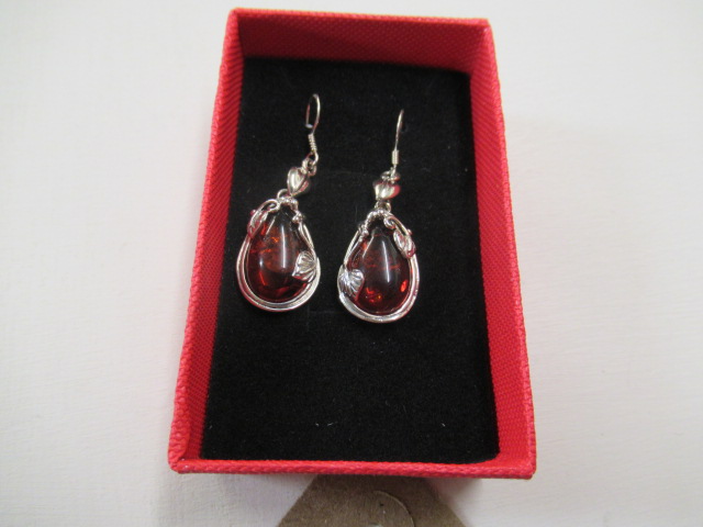 PAIR OF SILVER AND AMBER EARRINGS Image