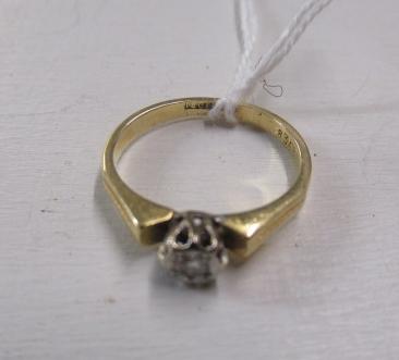 18CT GOLD AND DIAMOND RING Image