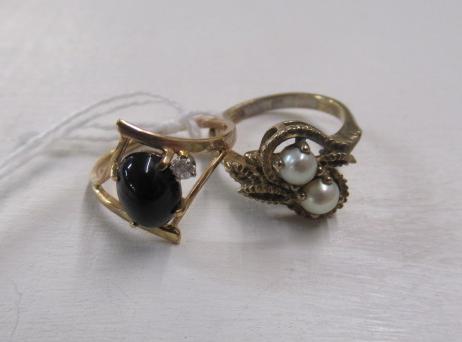 9CT AND 14CT GOLD RINGS Image