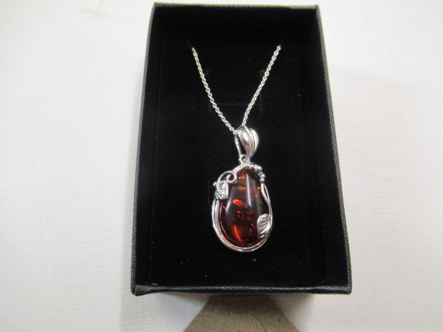 SILVER AND AMBER PENDANT ON CHAIN Image