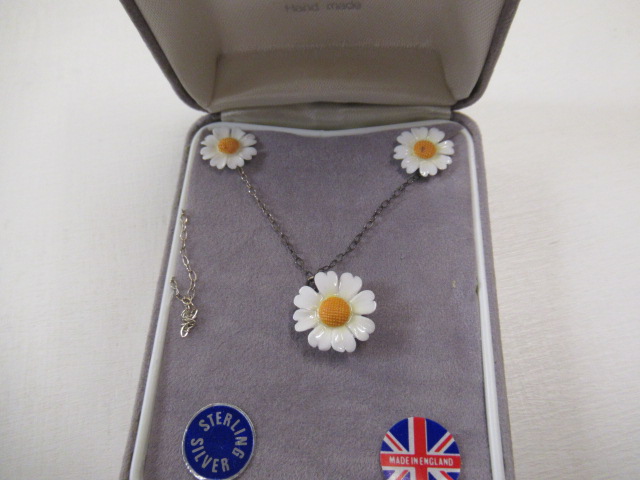 DAISY PENDANT ON SILVER CHAIN AND MATCHING EAR STUDS Image