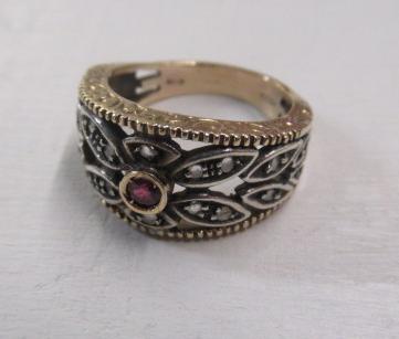 GOLD AND RUBY RING Image