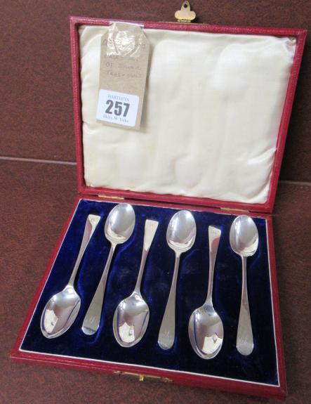CASED SET OF SILVER TEASPOONS Image
