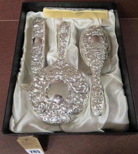 BOXED SILVER VANITY SET Image