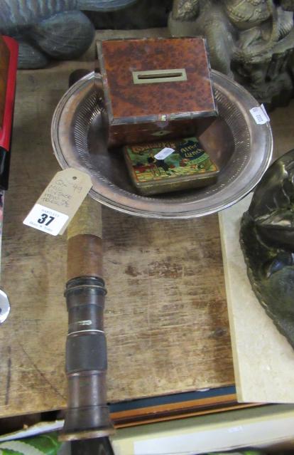 QUANTITY OF MISCELLANEOUS VINTAGE ITEMS INCLUDING TELESCOPE Image