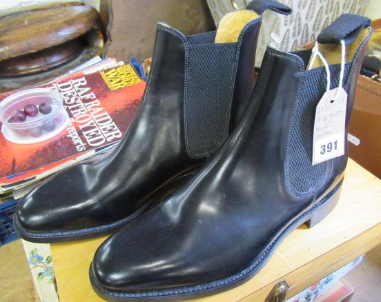 PAIR OF GENTS BLACK LEATHER LOAKES CHELSEA BOOTS SIZE 7.5 Image