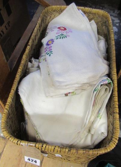 QUANTITY OF EMBROIDERED TABLE LINEN Image
