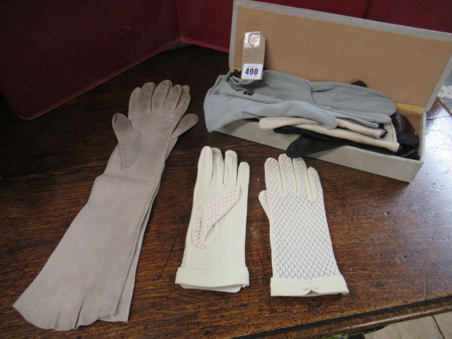 VINTAGE GLOVE BOX WITH LEATHER GLOVES Image