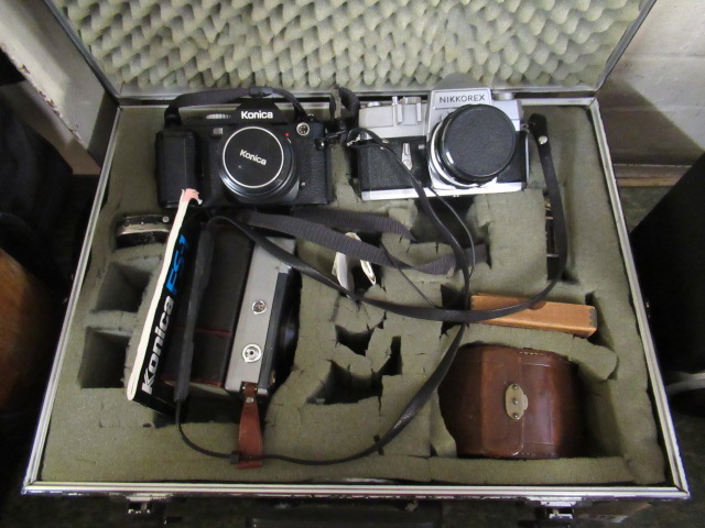 CARRY CASE WITH SIX CAMERAS ETC Image