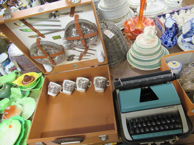 BREXTON PICNIC HAMPER AND CHILDS TYPEWRITER Image