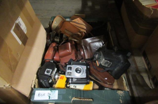 BOX OF MISCELLANEOUS CAMERAS INCLUDING POLEROID Image