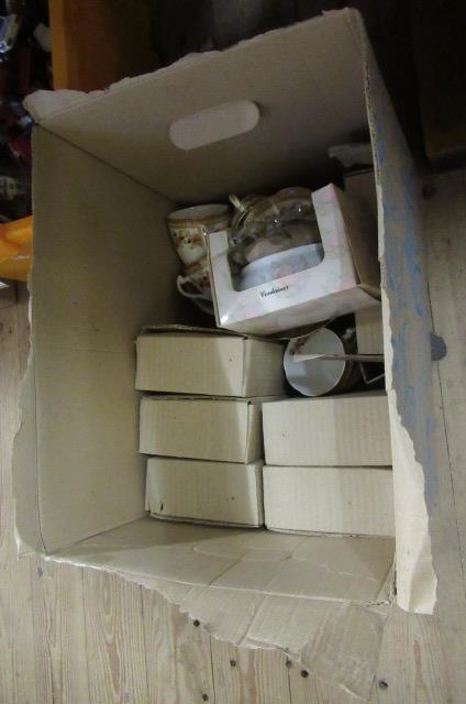 BOX WITH SNOWBALL GLASSES ETC Image