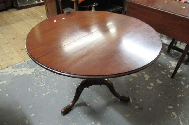 MAHOGANY TILT TOP PEDESTAL TABLE Image