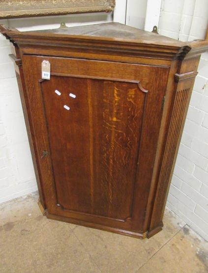 OAK CORNER CABINET Image
