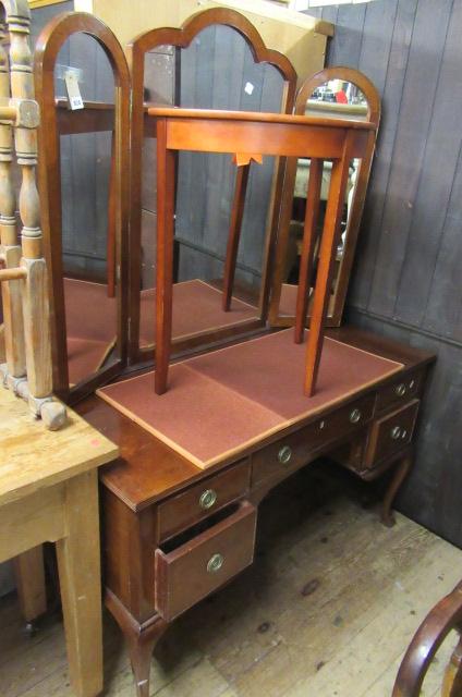 MAHOGANY DRESSING TABLE WITH TRIPLE MIRROR Image